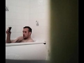Straight mate spy cam in tub on drugs lol